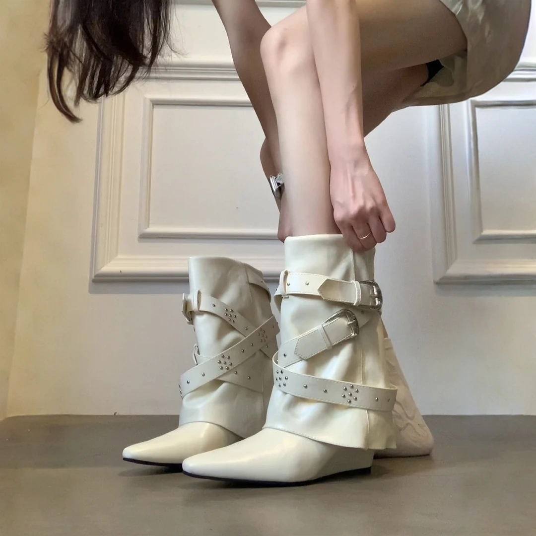 牛皮版~尖头气质坡跟裤管靴女显瘦铆钉皮带扣白色短靴辣妹西部靴