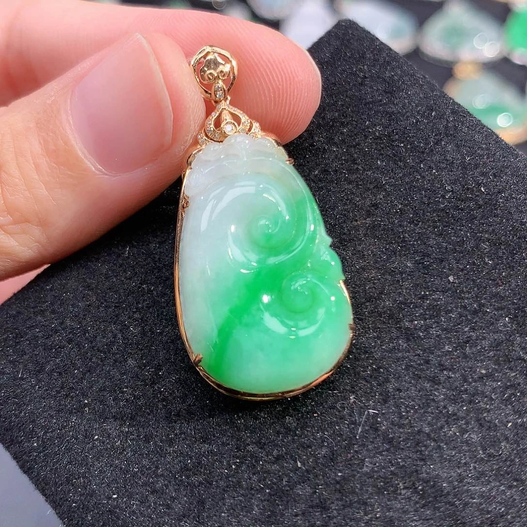 翡翠18K金镶嵌颈饰