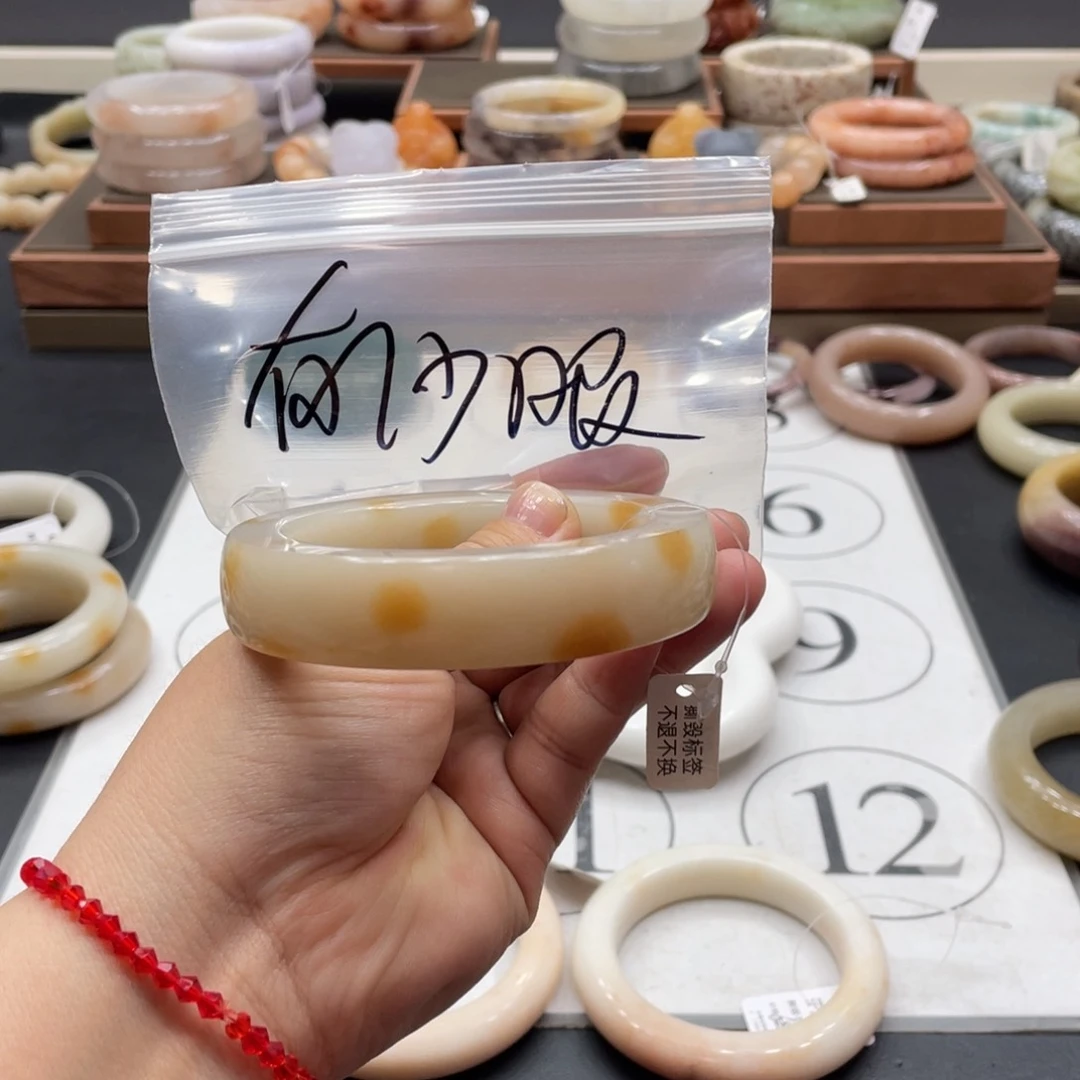 石英岩玉手镯未镶嵌忘*草