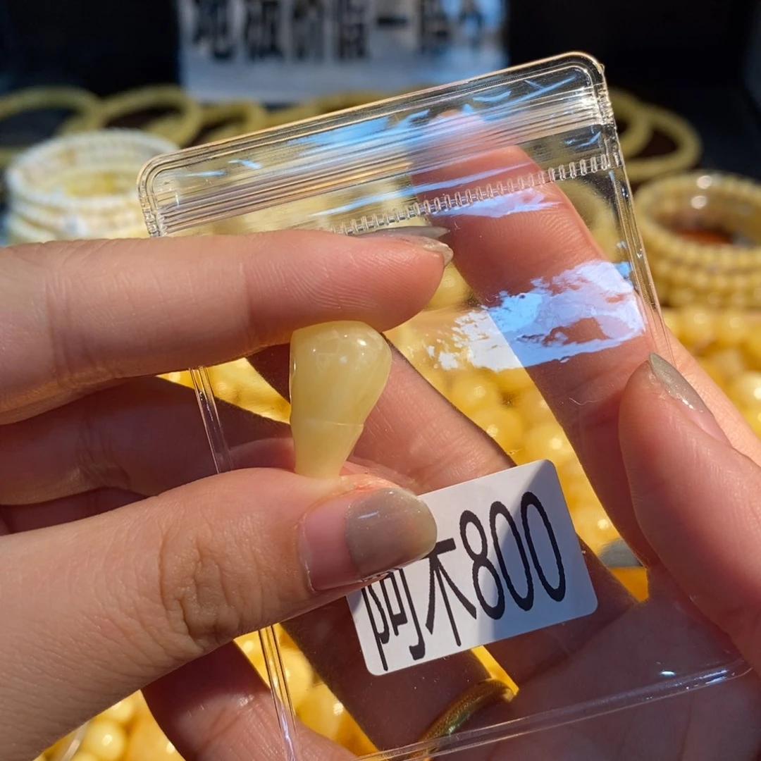 未镶嵌琥珀珠宝奇石800