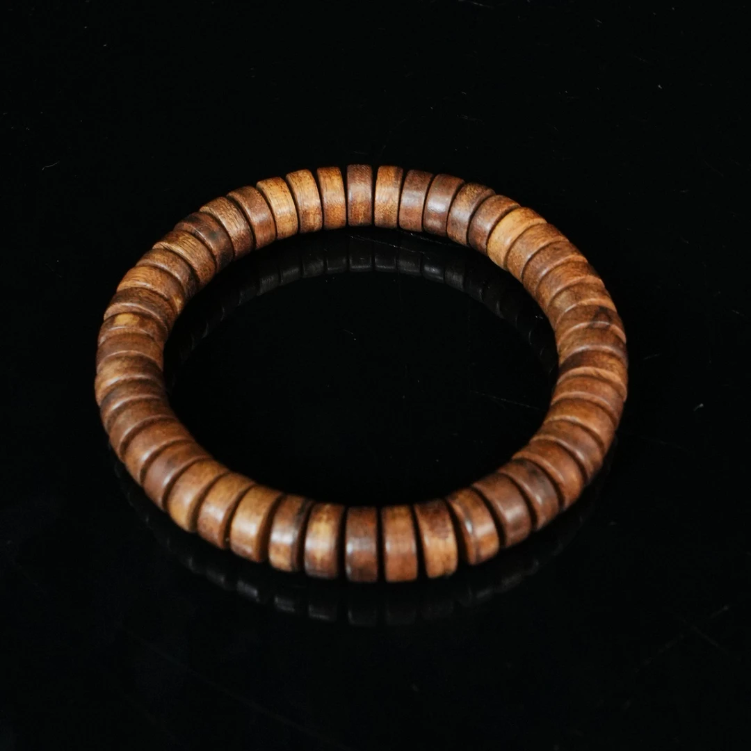 A5922 马拉OK沉香土沉黄油9分沉随形串 0.9x0.4cm  5.65g