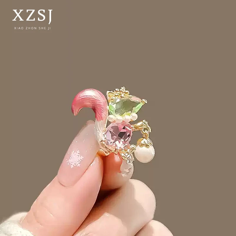 铜锆石胸针 精致高档松鼠胸花女可爱轻奢夏防走光扣别针衣服配饰