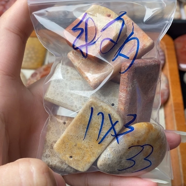 硅化玉颈饰足金镶嵌?**。