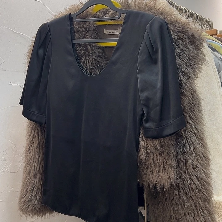 张***露今天新款 黑色短袖上衣S