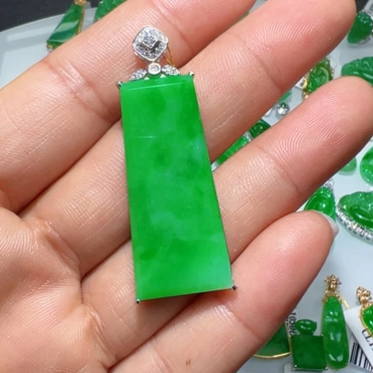 颈饰18K金镶嵌翡翠