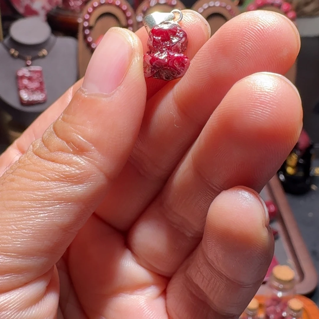 天然辰砂镶嵌无根砂吊坠