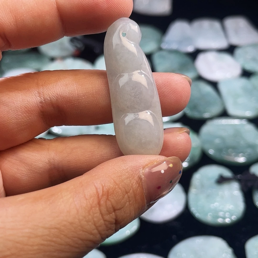 翡翠未镶嵌颈饰福豆