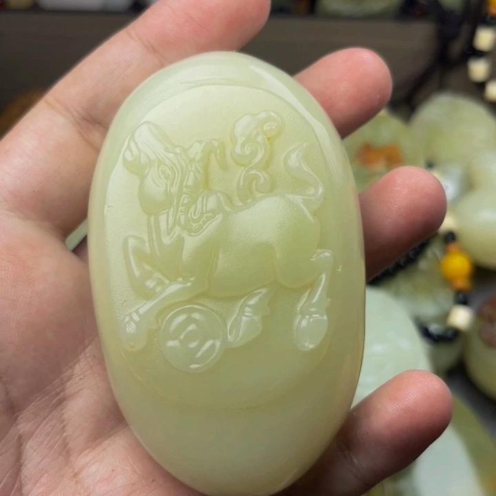 对***鱼石材方解石手把件牛