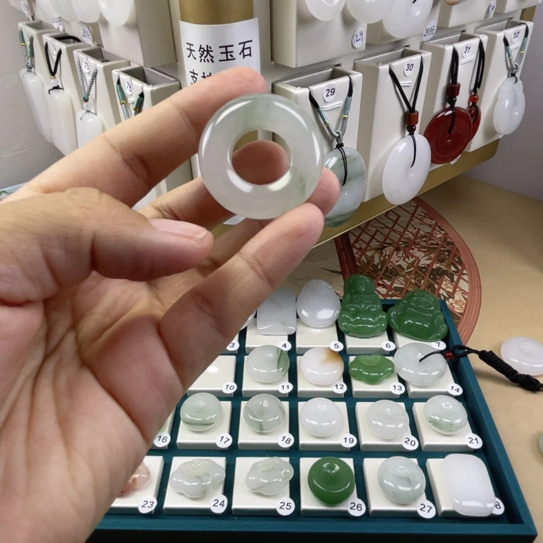 石英质玉（天山翠）未镶嵌颈饰