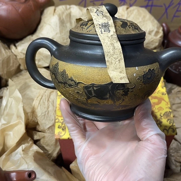 茶壶紫砂原矿泥料手工制作的一把紫砂壶。