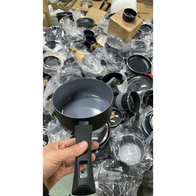 A5 奶锅不粘锅口径18 高度7 外贸尾货部分微瑕，介意勿拍