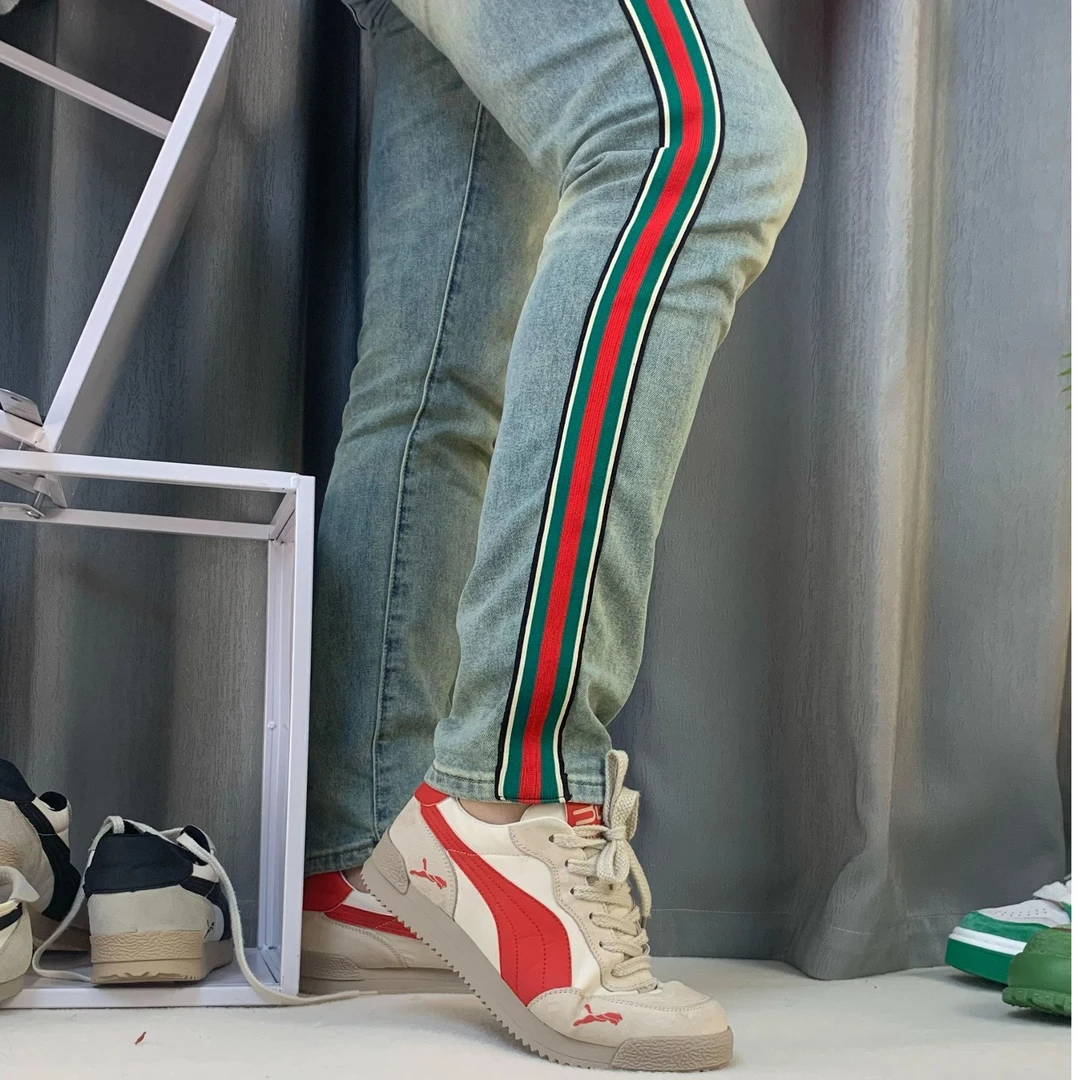 弹力牛仔裤配真皮鞋男春秋季2025新款潮牌双侧织带装饰修身长裤子