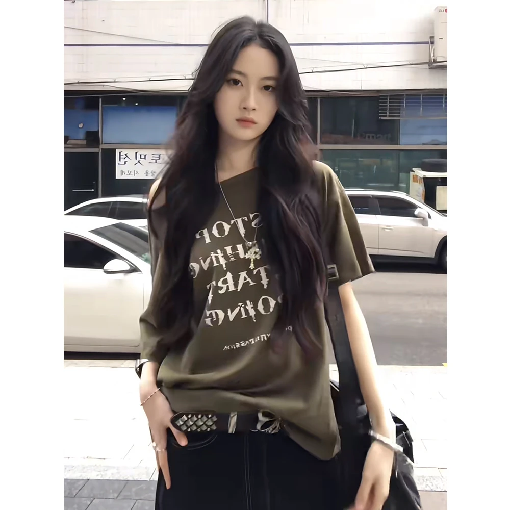 绿色斜肩字母涂鸦印花短袖T恤女夏季新款宽松舒适显瘦露肩上衣