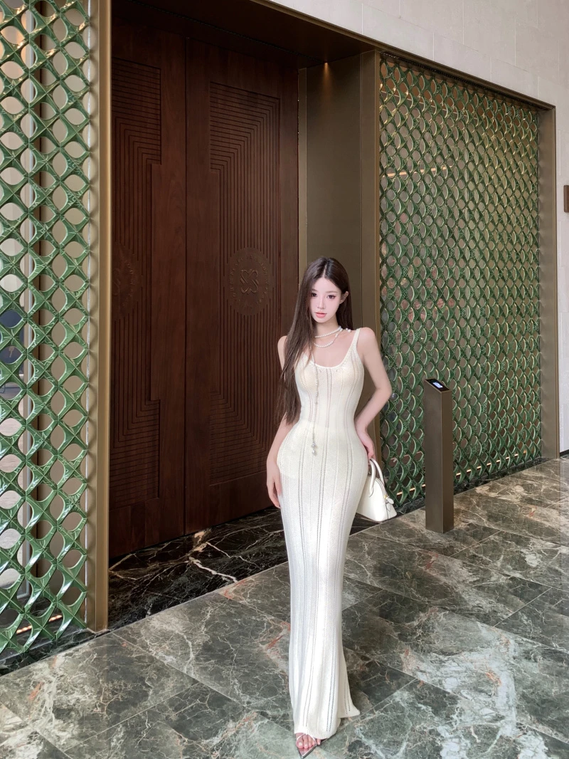 针织镂空露背吊带连衣裙女2025年新款时尚气质收腰显瘦包臀裙