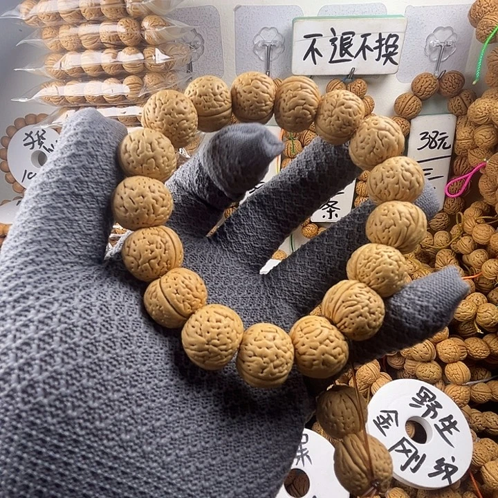 人***乐桃核吊坠桃核的大小取决一根手指