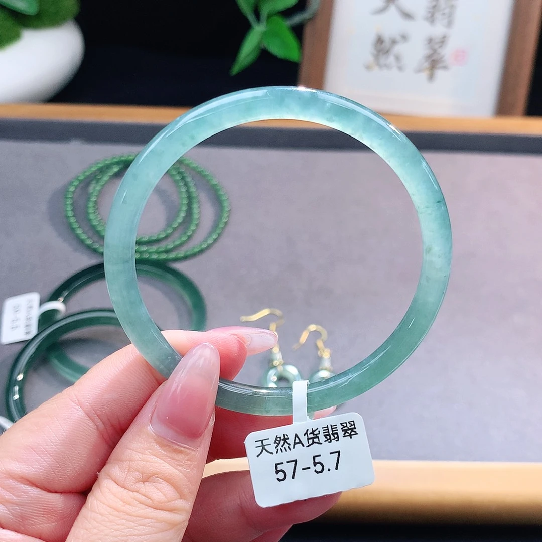 未镶嵌手镯（圆镯）翡翠