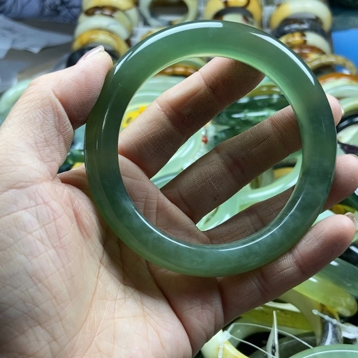 甲***人蛇纹石玉未镶嵌手镯
