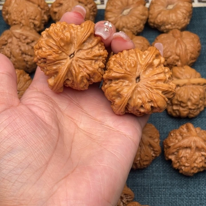 文玩核桃吊坠49大肚官帽。