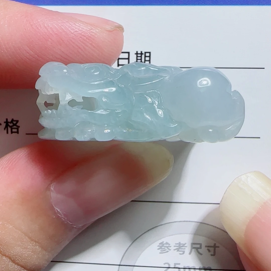 翡翠未镶嵌颈饰貔貅