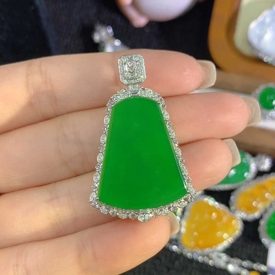 某***人翡翠18K金镶嵌颈饰无事牌