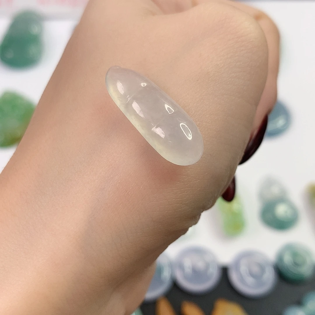 翡翠未镶嵌颈饰福豆