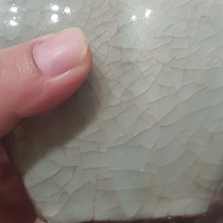 用***伢摆件一件精美龙泉四方罐全品