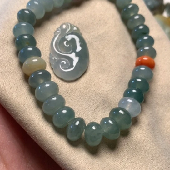 翡翠颈饰未镶嵌六*月