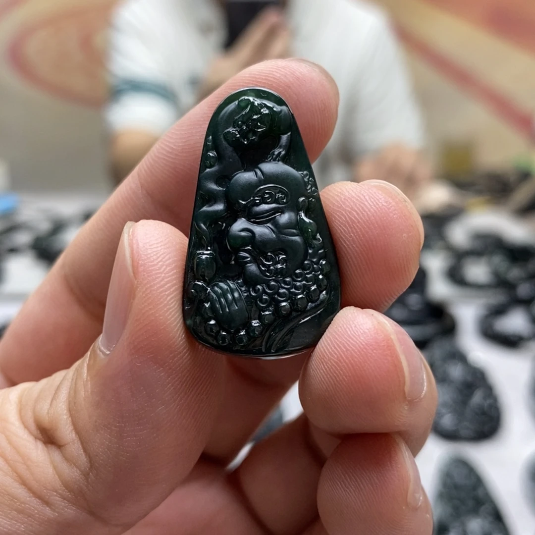 翡翠未镶嵌颈饰达摩