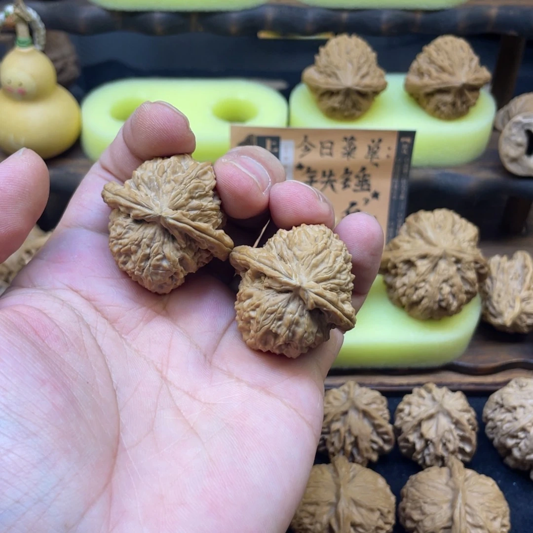 文玩核桃吊坠角白