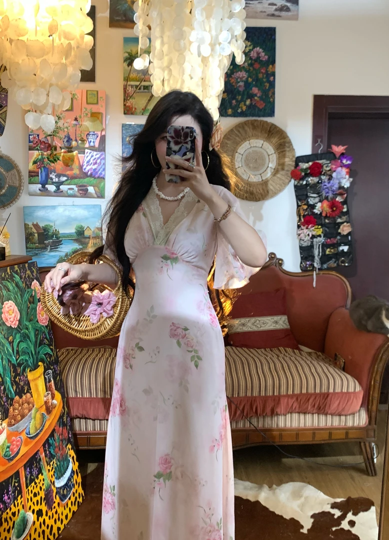 《晨露玫瑰》2025夏季法式复古粉色印花V领气质连衣裙长裙M148