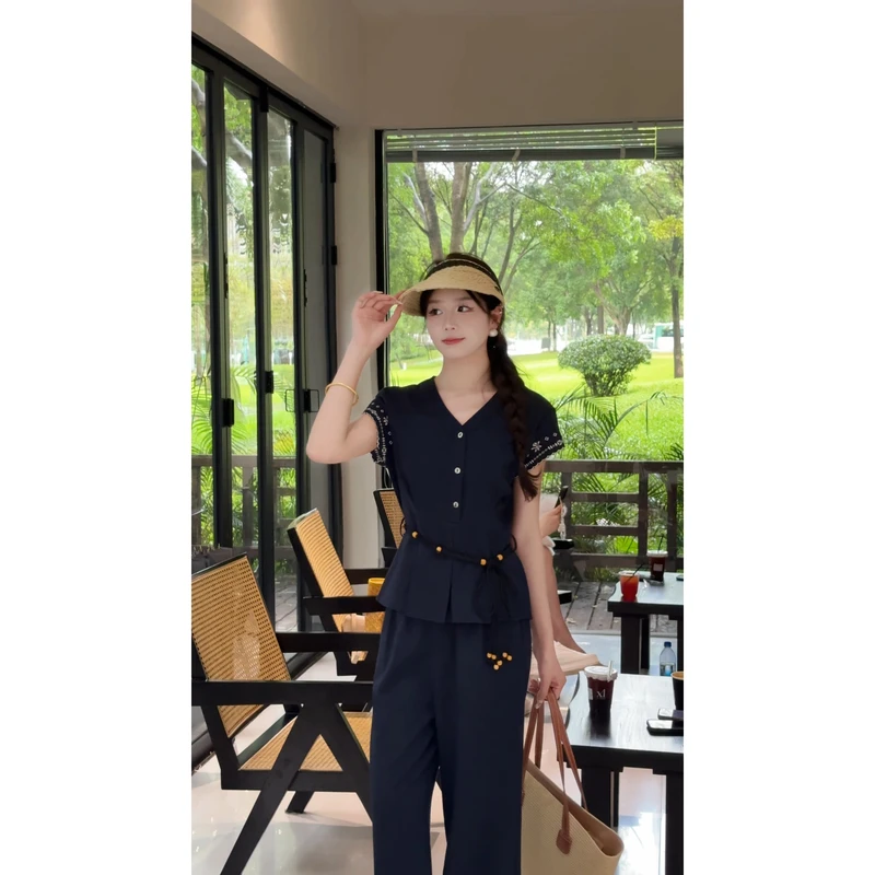 夏季新款V领气质显瘦洋气刺绣上衣 高腰窄版阔腿裤套装