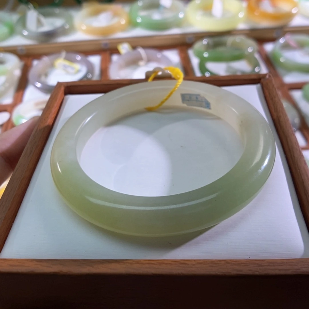 【闪购商品】未镶嵌手镯和田玉（翠青玉）