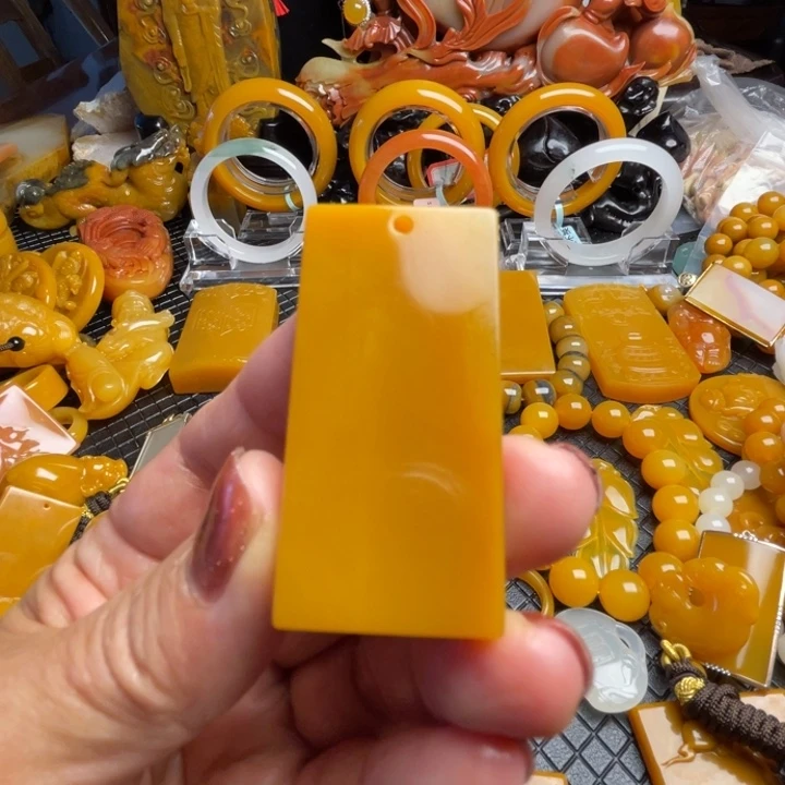 未镶嵌石英质玉（黄龙玉）颈饰