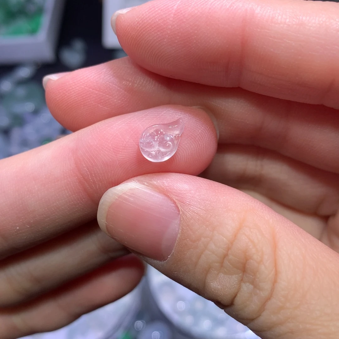 翡翠未镶嵌颈饰祥云