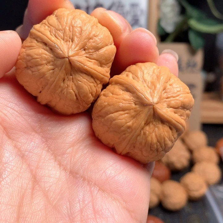 文玩核桃吊坠金萌四棱
