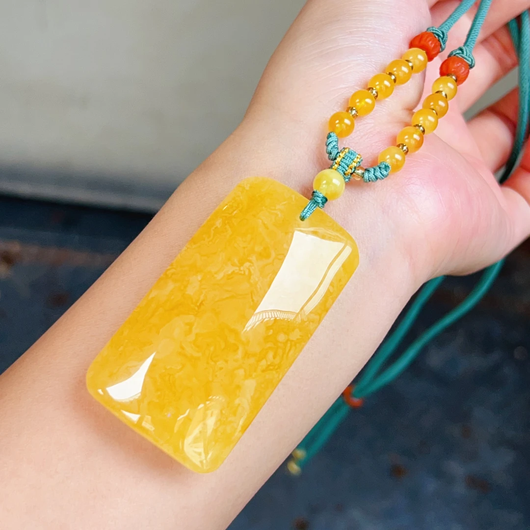 俄料满蜡鸡油黄飘白花蜜蜡方牌吊坠，19.7克，尺寸57.5*31.7*12.6mm