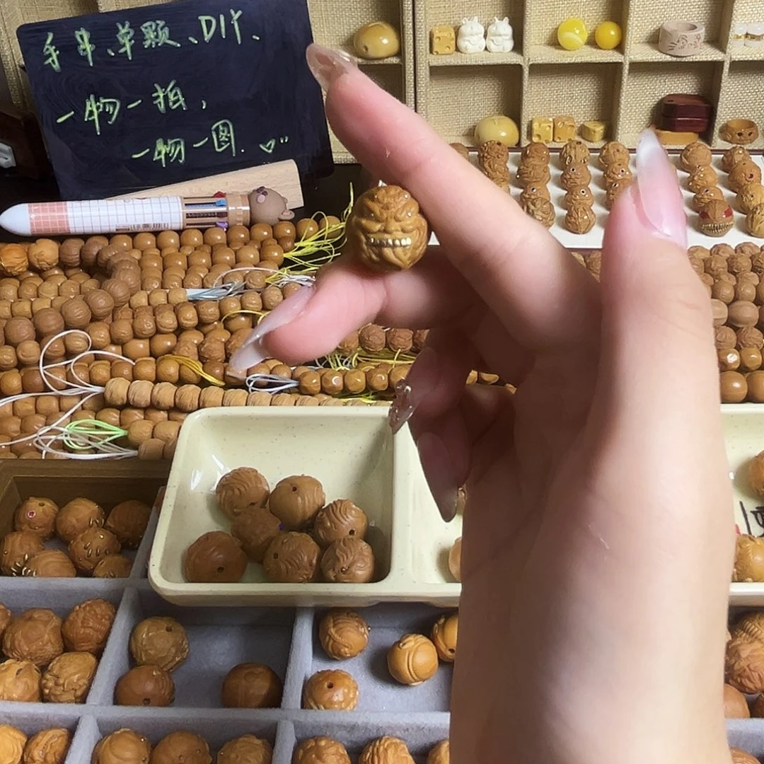吊坠猴头核桃镶嵌单颗四目舔僧