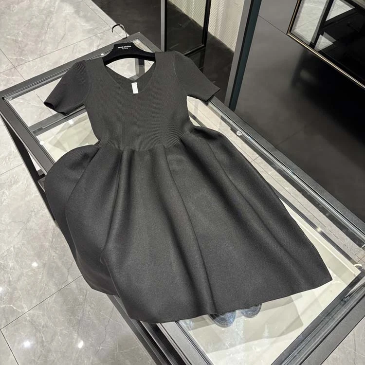 高级时装 25年早春新款女装 时尚休闲V领黑色针织裙-24095