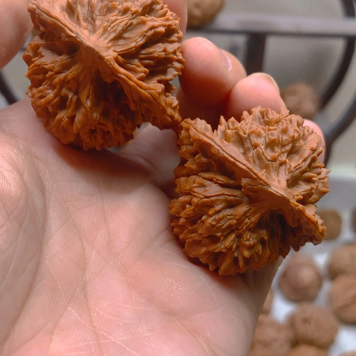温***狼吊坠文玩核桃大花打底