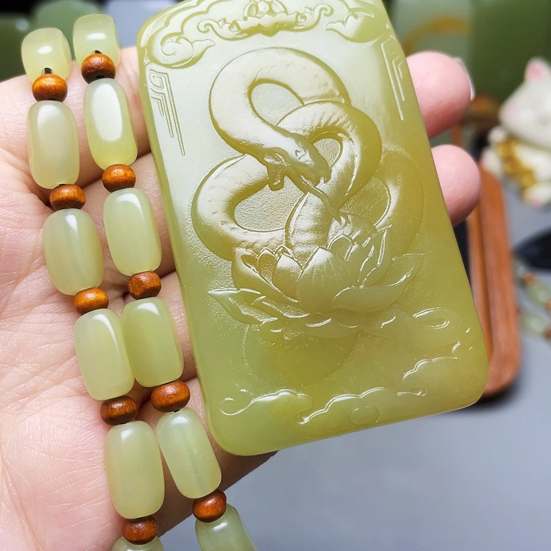 抖***腿新疆昆仑山脉料生肖蛇牌