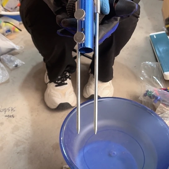 万向脚踩单地插一个。