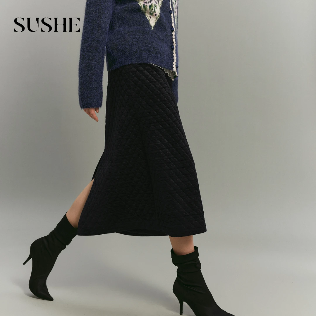 束皙SUSHE 迭暖 复古感 菱格高腰后开衩保暖绒感中长款直筒半身裙