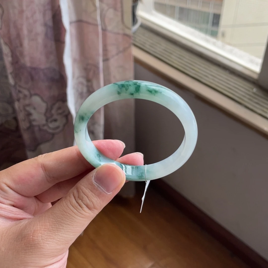 翡翠手镯未镶嵌绿花小圈