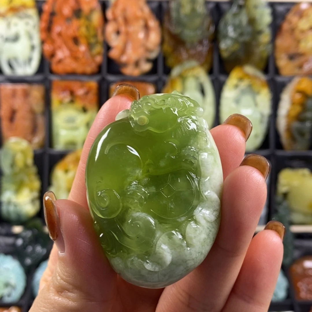 蛇纹石玉颈饰合金