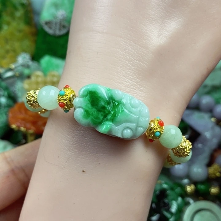 翡翠未镶嵌吊坠(赠链)