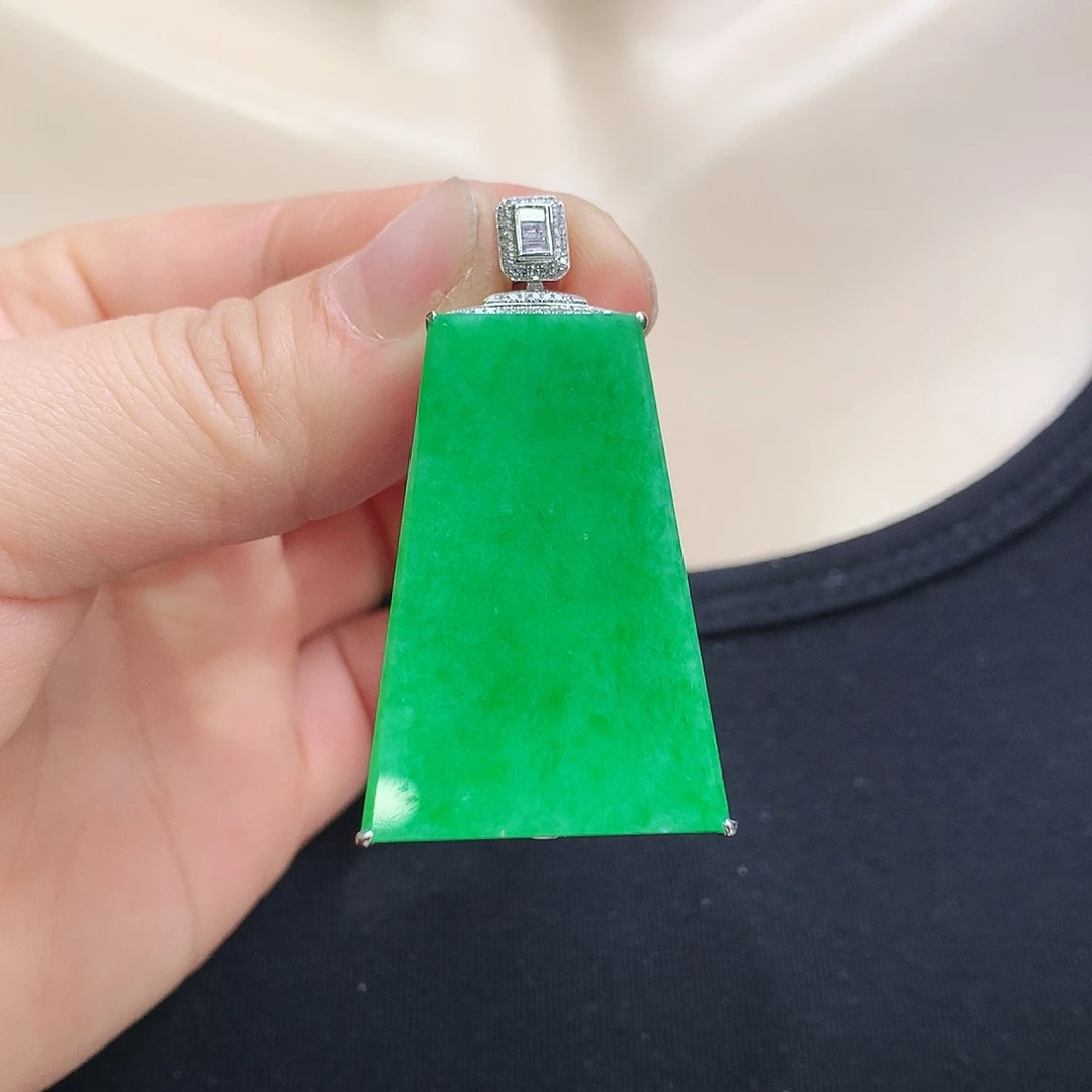 翡翠颈饰18K金镶嵌无事牌