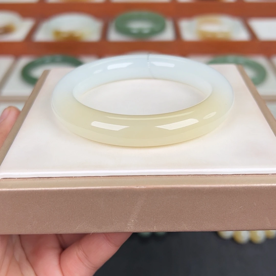 初***夏和田玉未镶嵌手镯糖吧