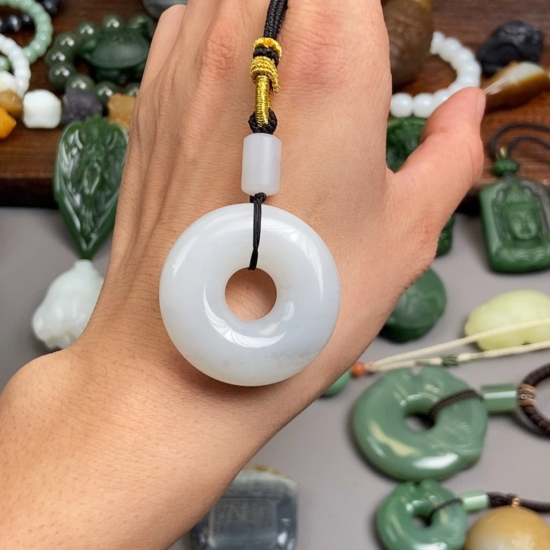 和田玉未镶嵌颈饰青花点墨平安扣