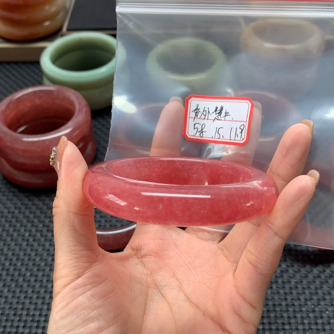 秀***中石英岩玉未镶嵌手镯