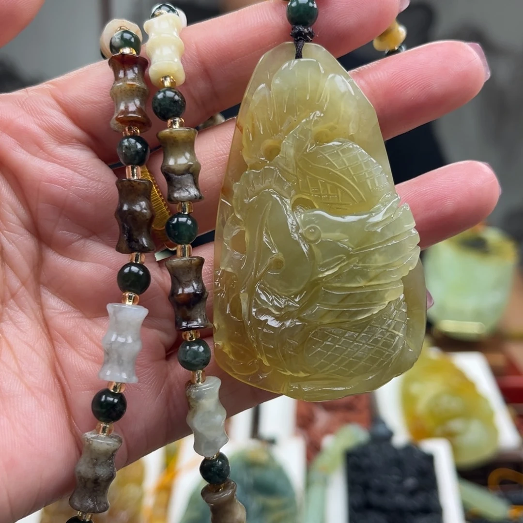 蛇纹石玉未镶嵌颈饰挂件